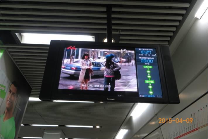 圖2 上海地鐵、高校廣告，學生掃描二維碼-1.jpg